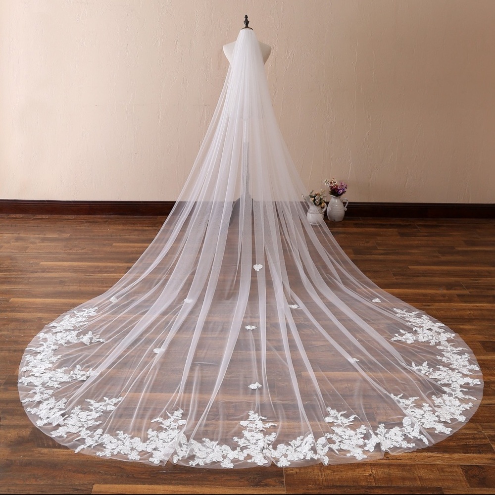 Vintage Lace Royal Wedding Veil - Picture 6 of 8